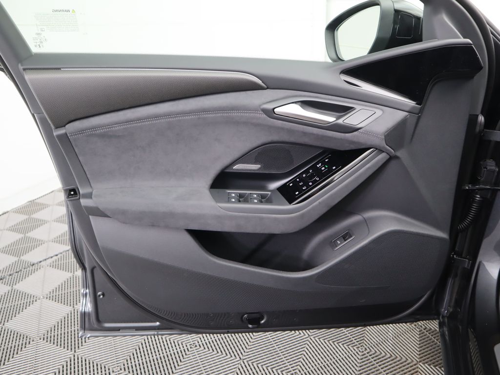 Thumbnail: 2025 Audi S6 - 25