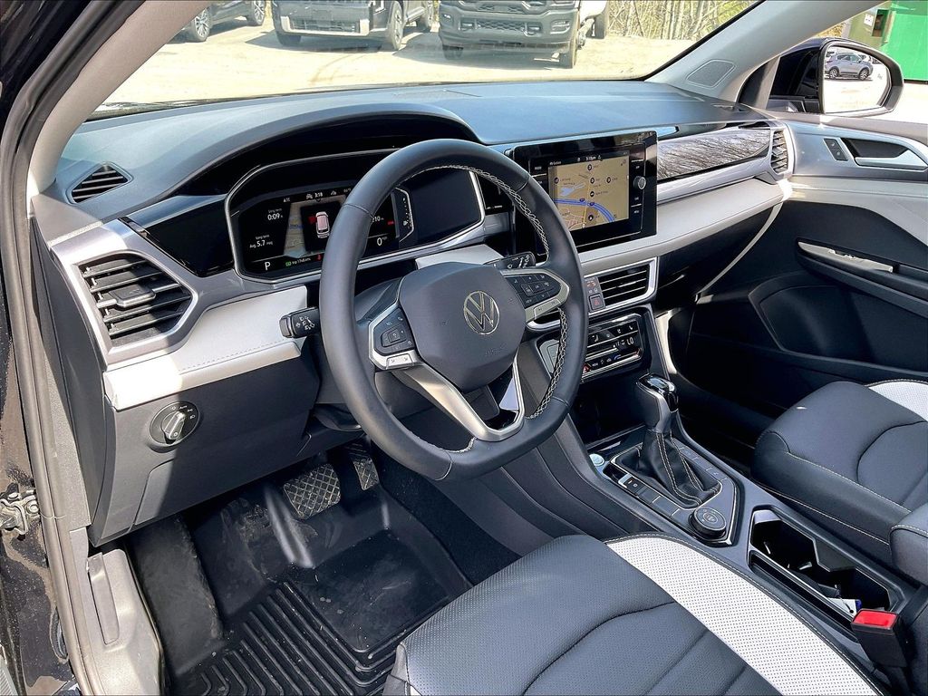 2025 Volkswagen Taos — photo 8