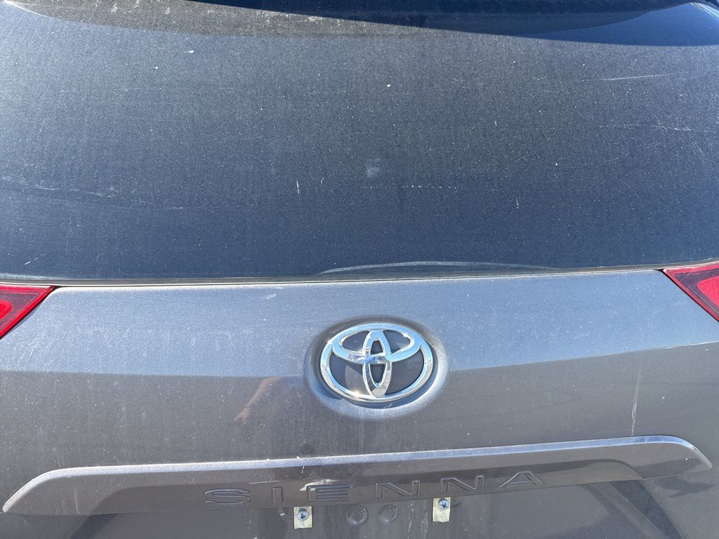 Thumbnail: 2016 Toyota Sienna - 7