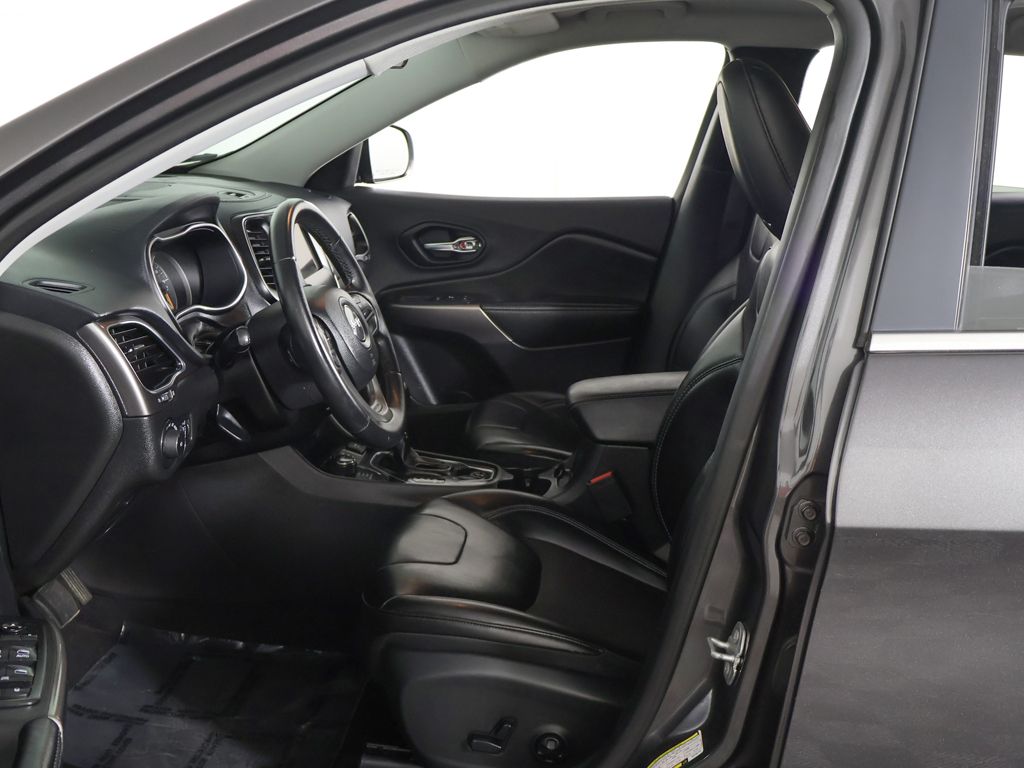 Used 2019 Gray Jeep Latitude Plus image 22