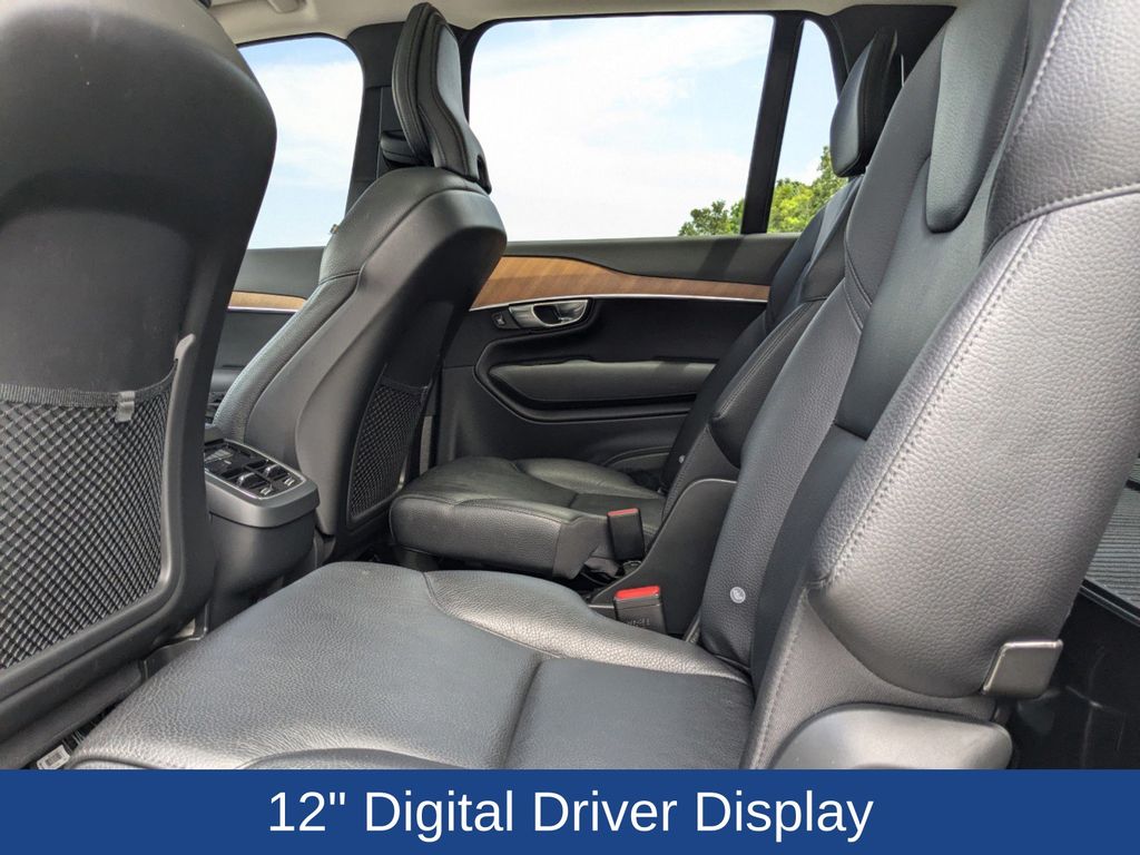 2022 Volvo XC90 T6 Momentum 6-Passenger