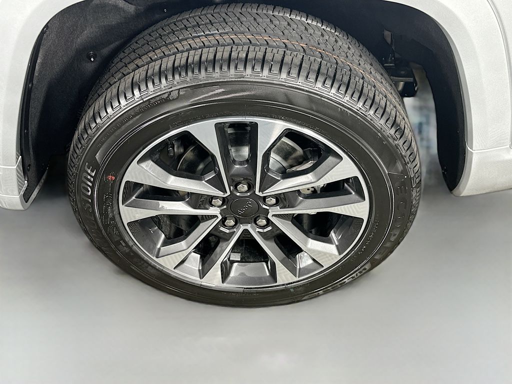 New 2025 Silver Jeep Overland image 17