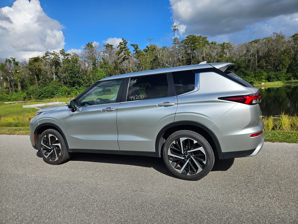 Thumbnail: 2024 Mitsubishi Outlander - 3