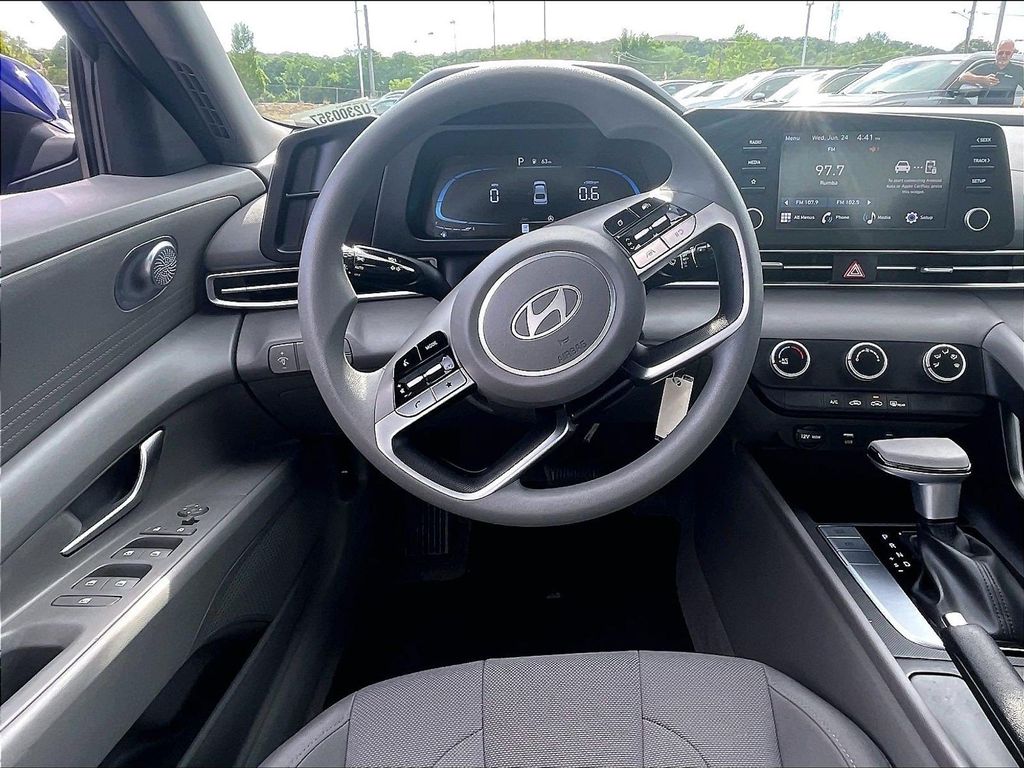 2025 Hyundai Elantra — photo 17