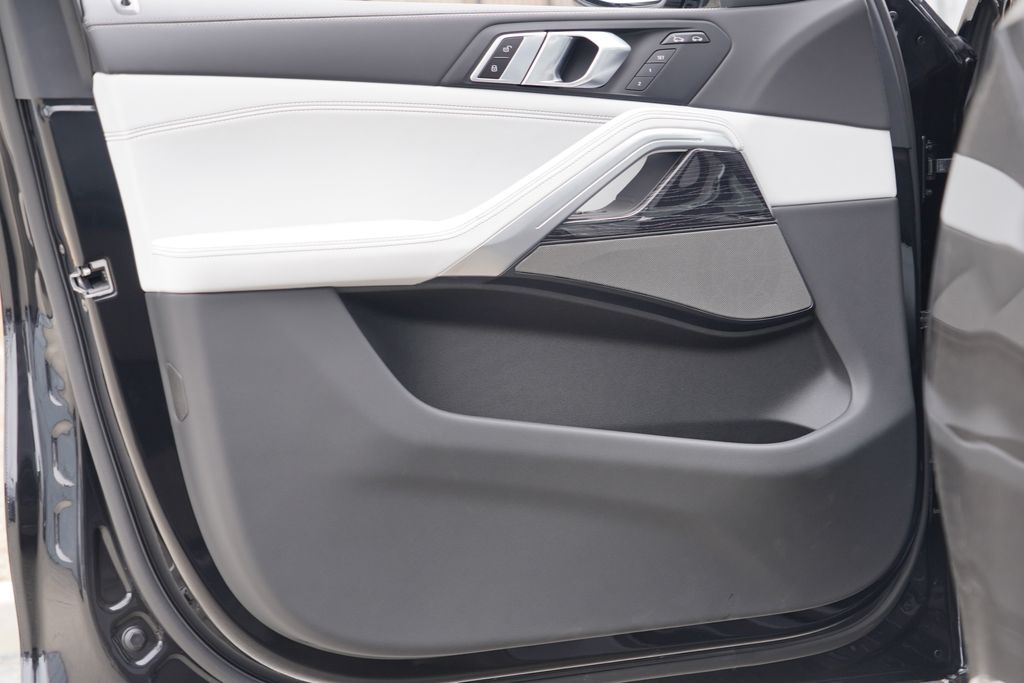 Thumbnail: 2027 BMW X6 - 8