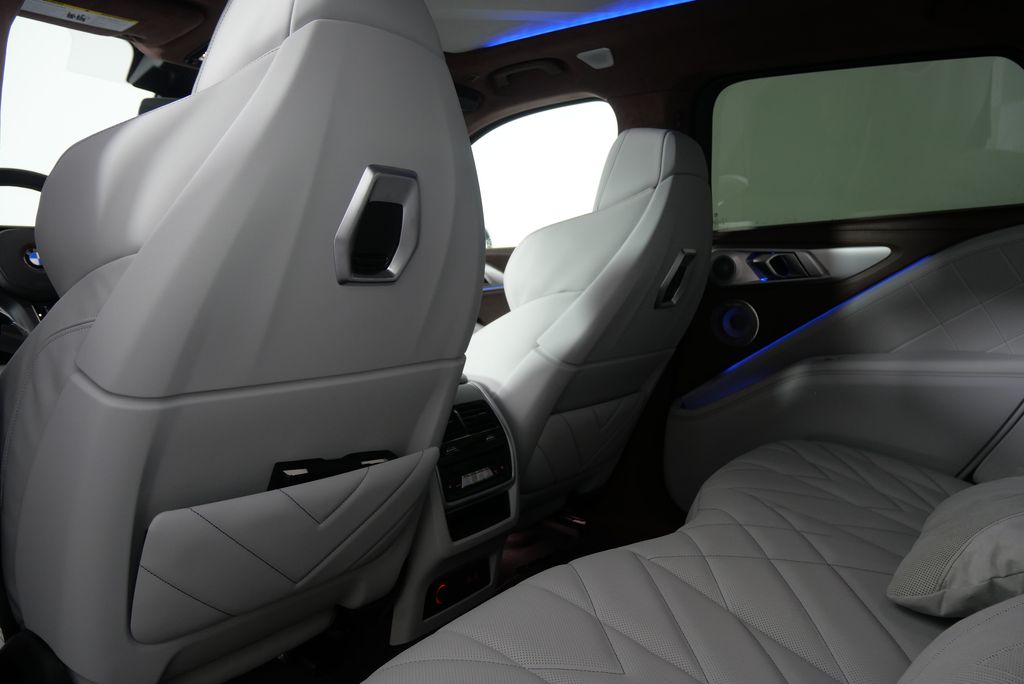 2025 BMW XM  22