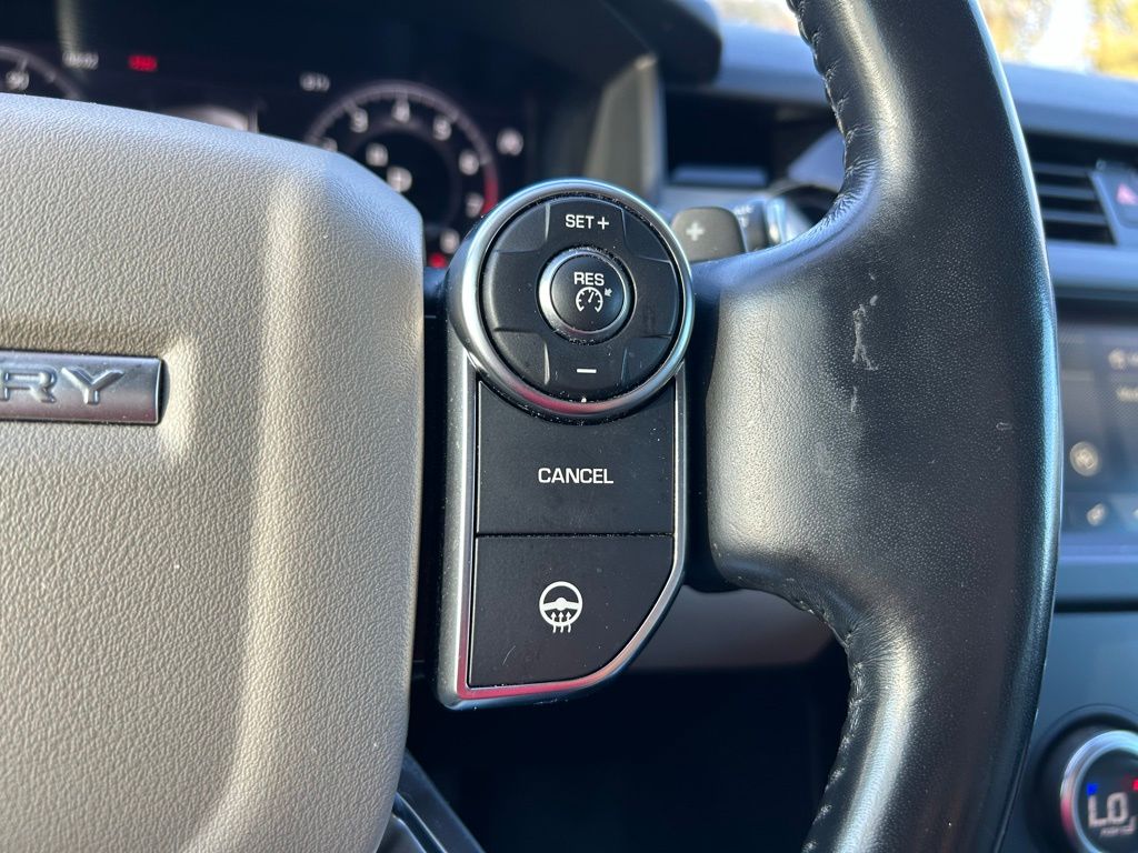 Thumbnail: 2018 Land Rover Discovery - 19