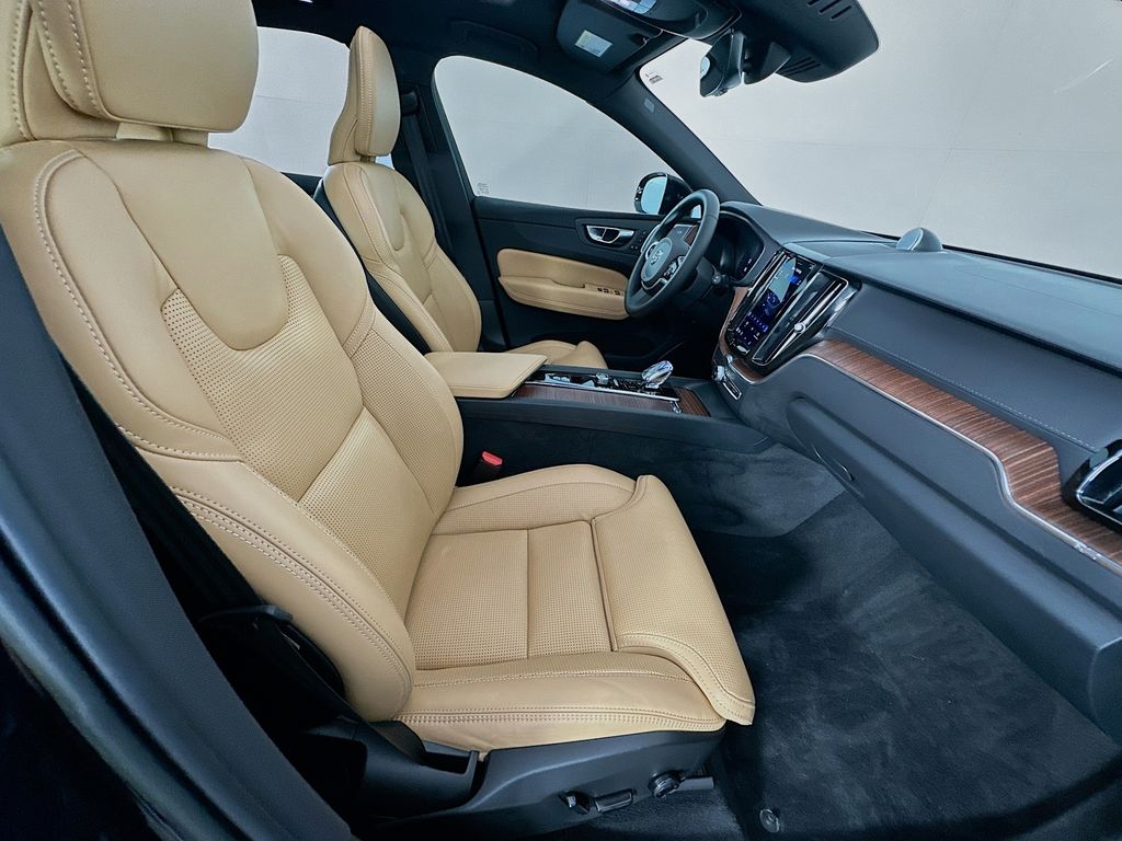 Thumbnail: 2023 Volvo XC60 - 28
