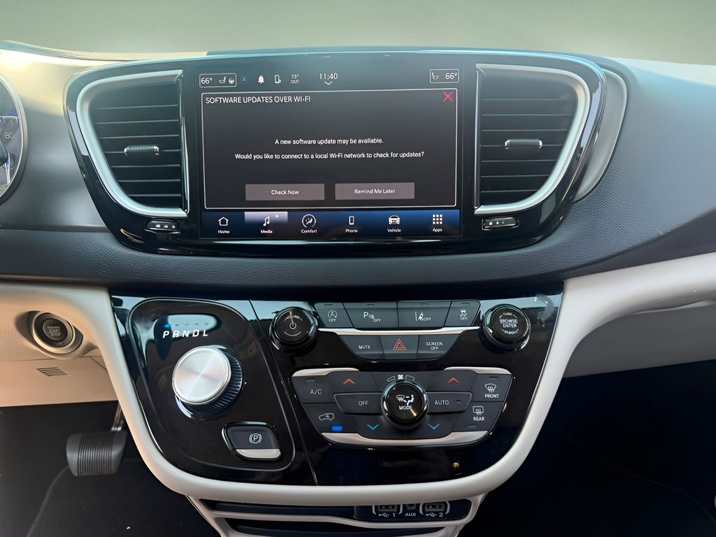 Used 2024 Chrysler Pacifica Van