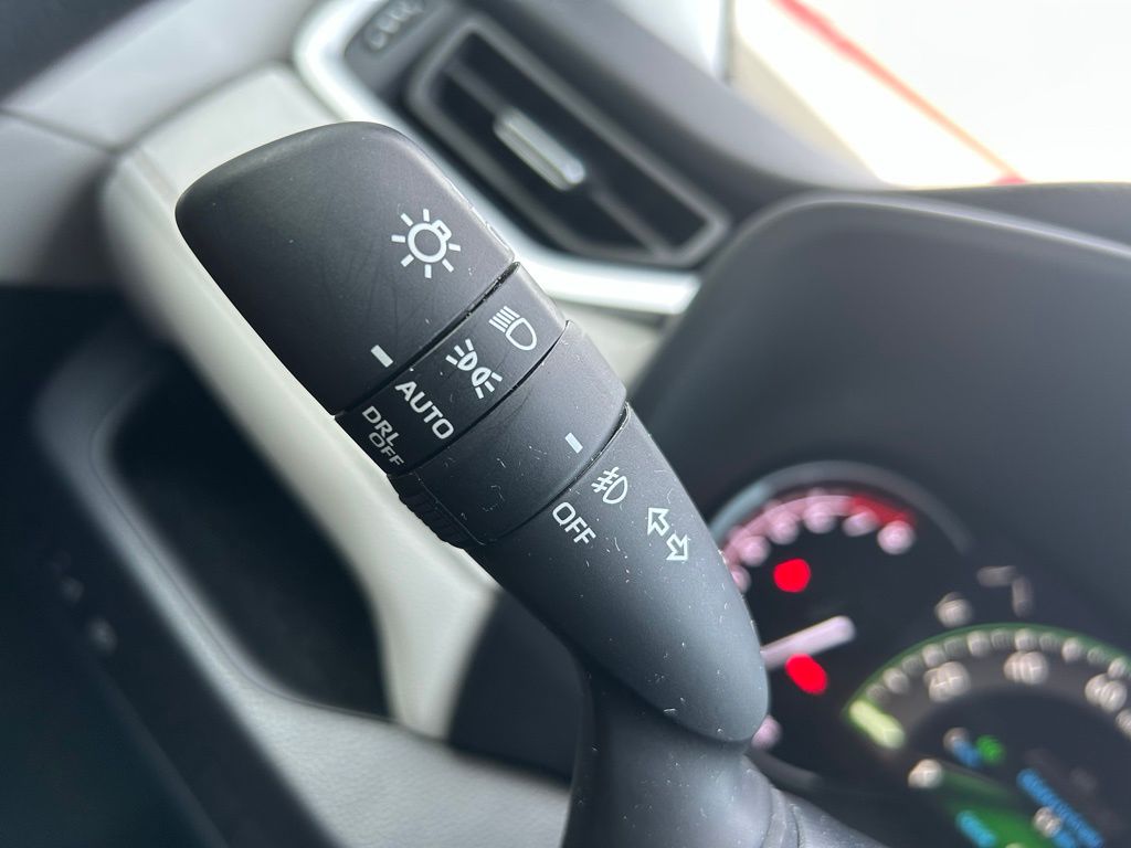 2024 Toyota RAV4 XLE Premium 28
