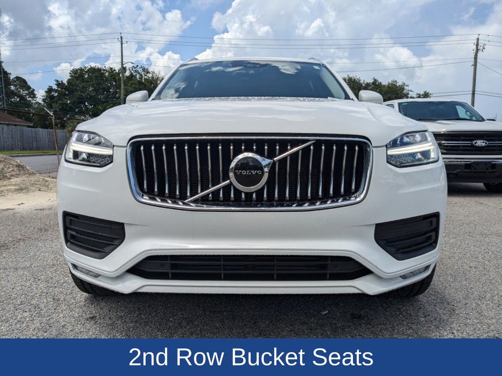 2022 Volvo XC90 T6 Momentum 6-Passenger