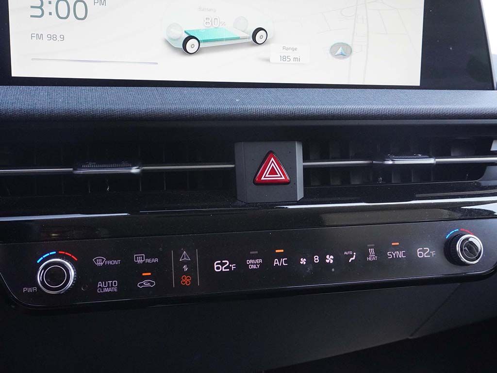 Used 2024 White Kia Wind image 49