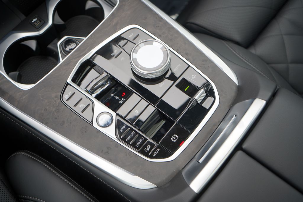 2025 BMW X7 xDrive40i 18