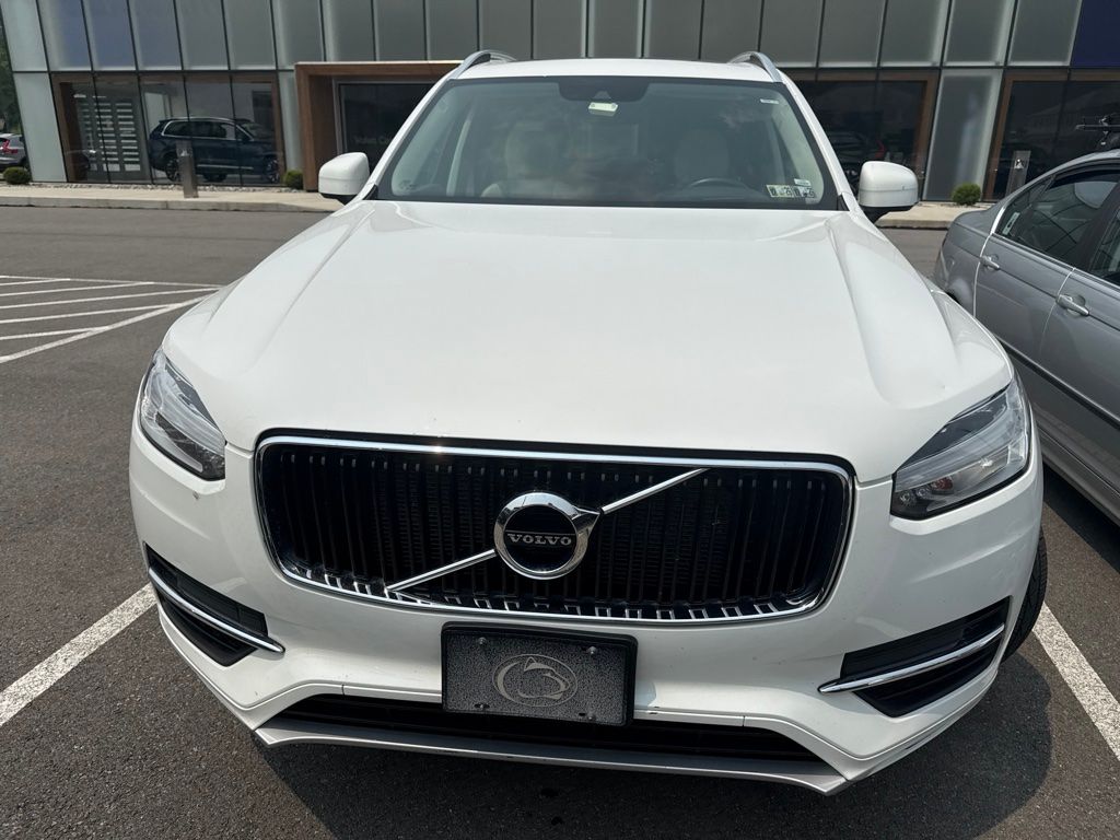 Used 2019 White Volvo T5 Momentum image 2
