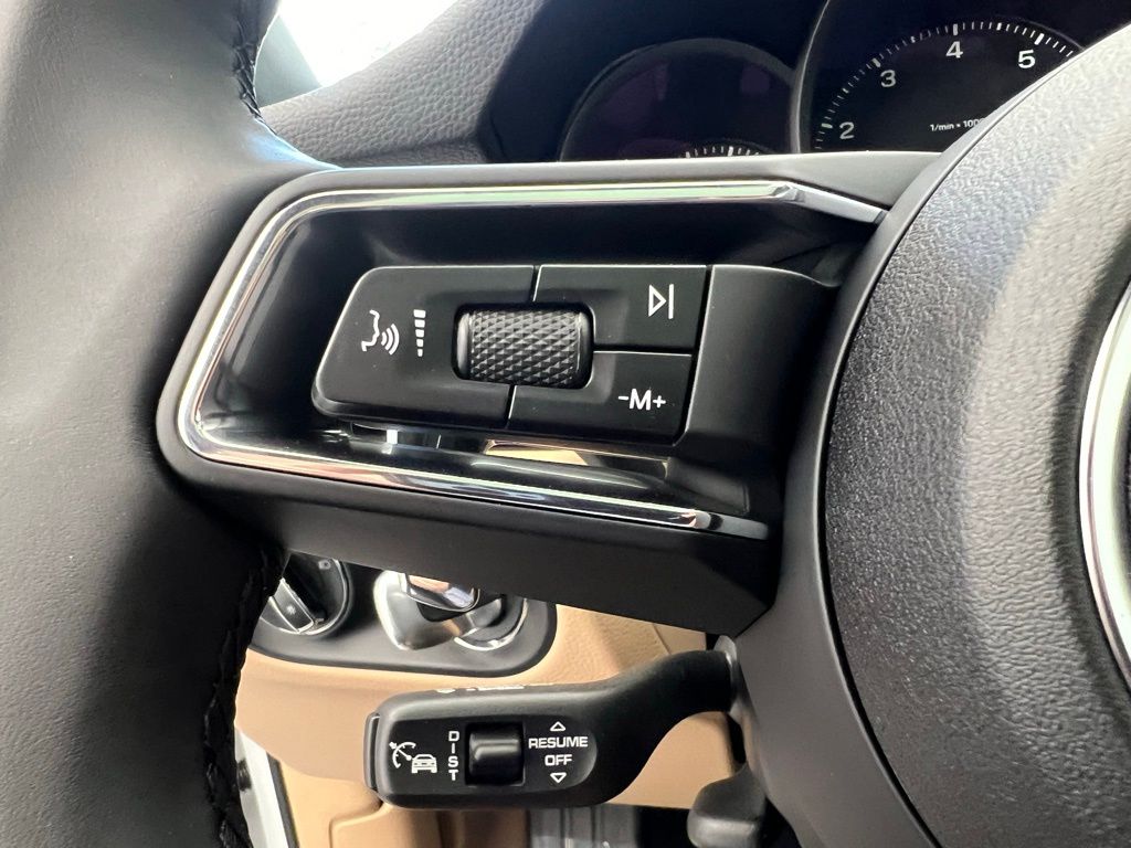 2025 Porsche Macan  9