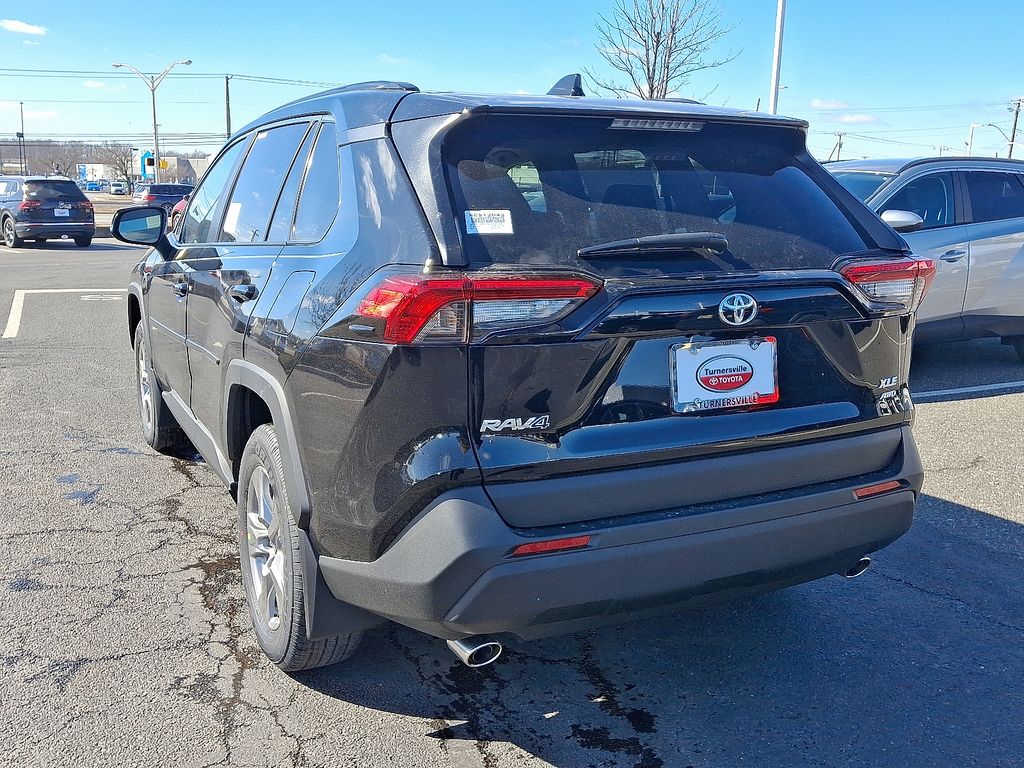 2025 Toyota RAV4 XLE 3