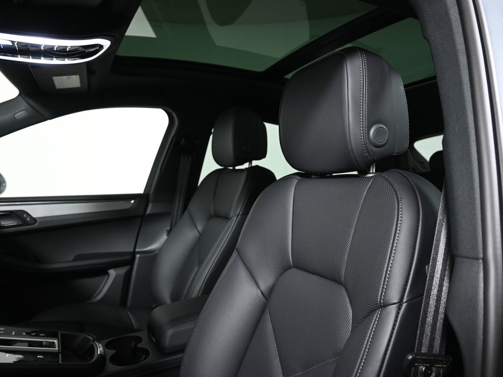 Thumbnail: 2026 Porsche Macan - 15