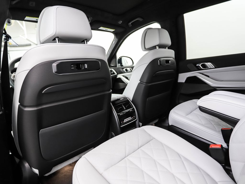 Thumbnail: 2026 BMW X7 - 20