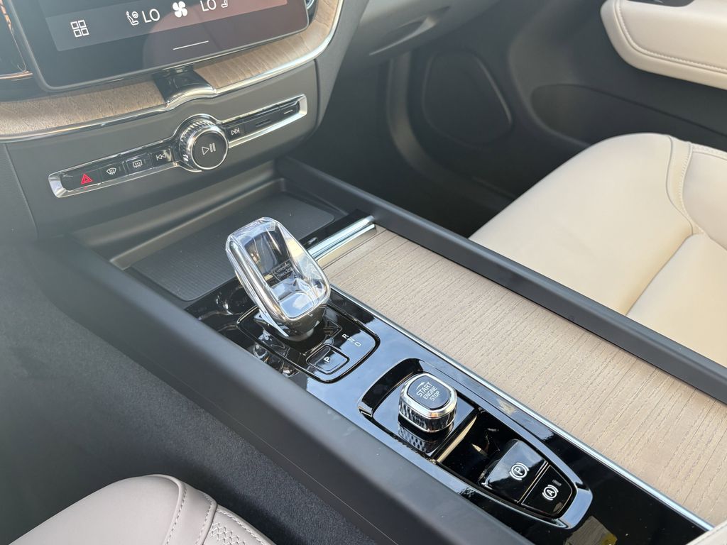 New 2026 Crystal White Volvo B5 AWD Plus image 22