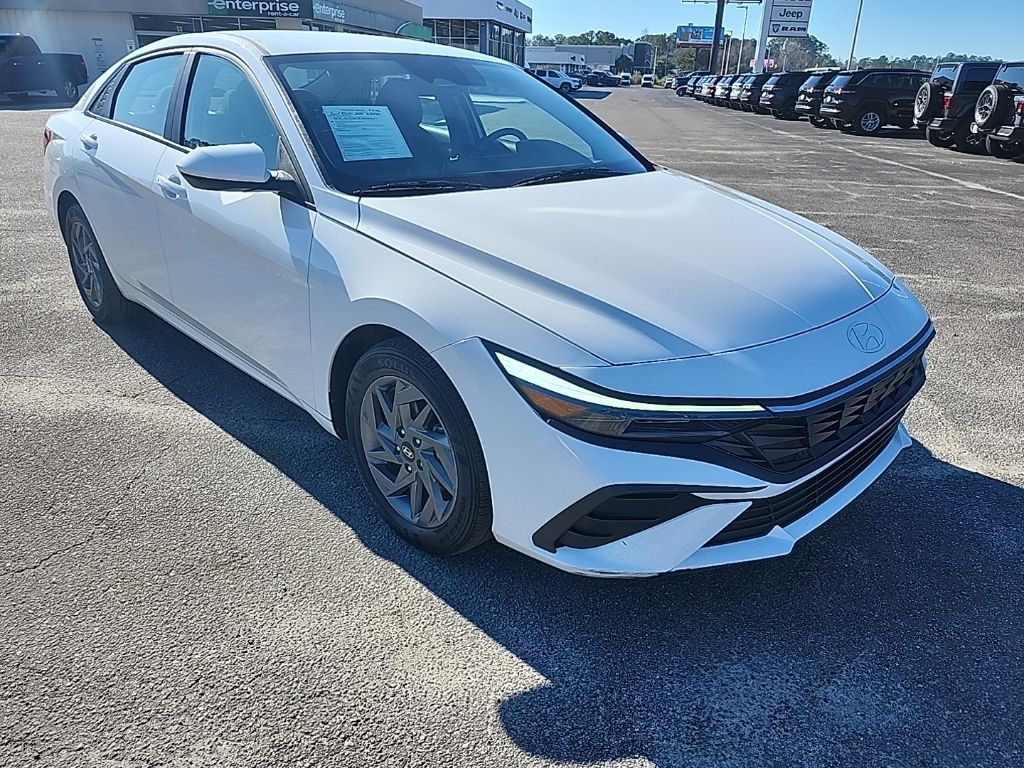2024 Hyundai Elantra SEL FWD
