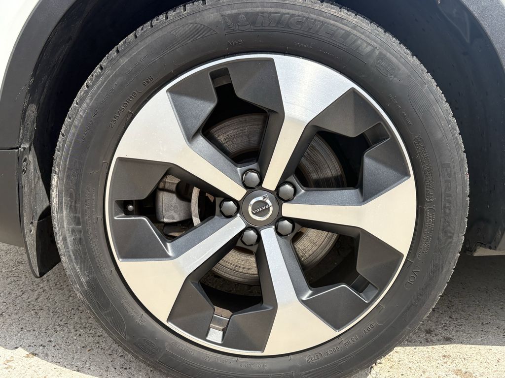 Used 2023 Crystal White Volvo B5 Plus Dark Theme image 9