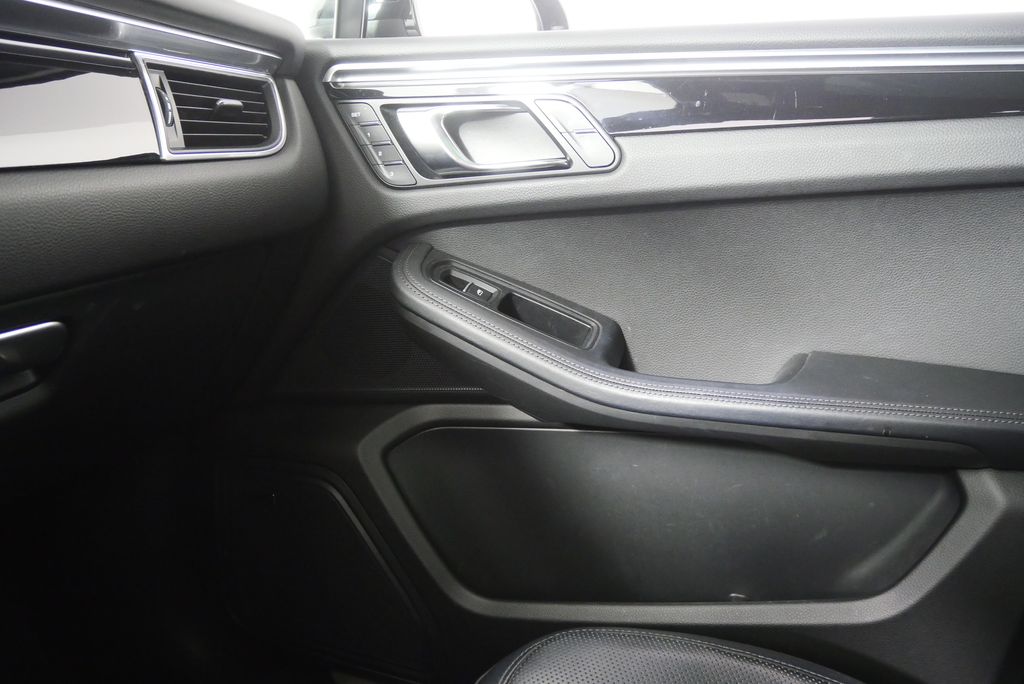 2018 Porsche Macan Turbo 29