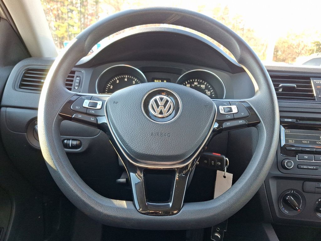 2015 Volkswagen Jetta S 17