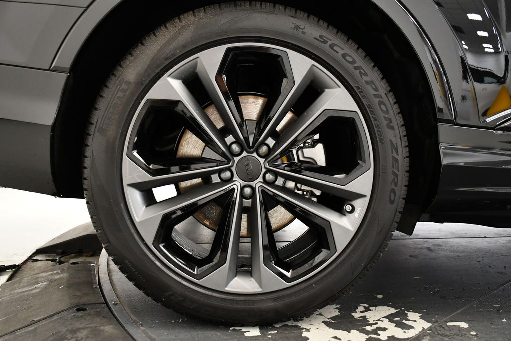 Thumbnail: 2026 Audi Q7 - 15