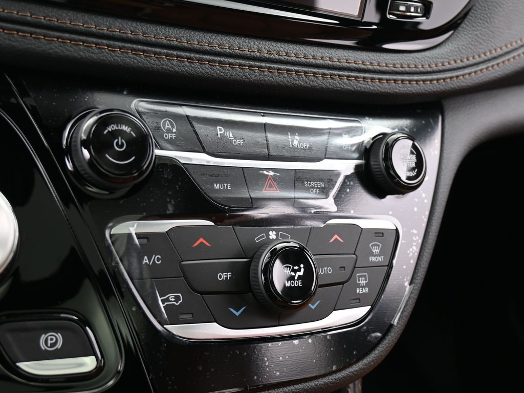 New 2026 Diamond Black Crystal Pearlcoat Chrysler Pinnacle image 20