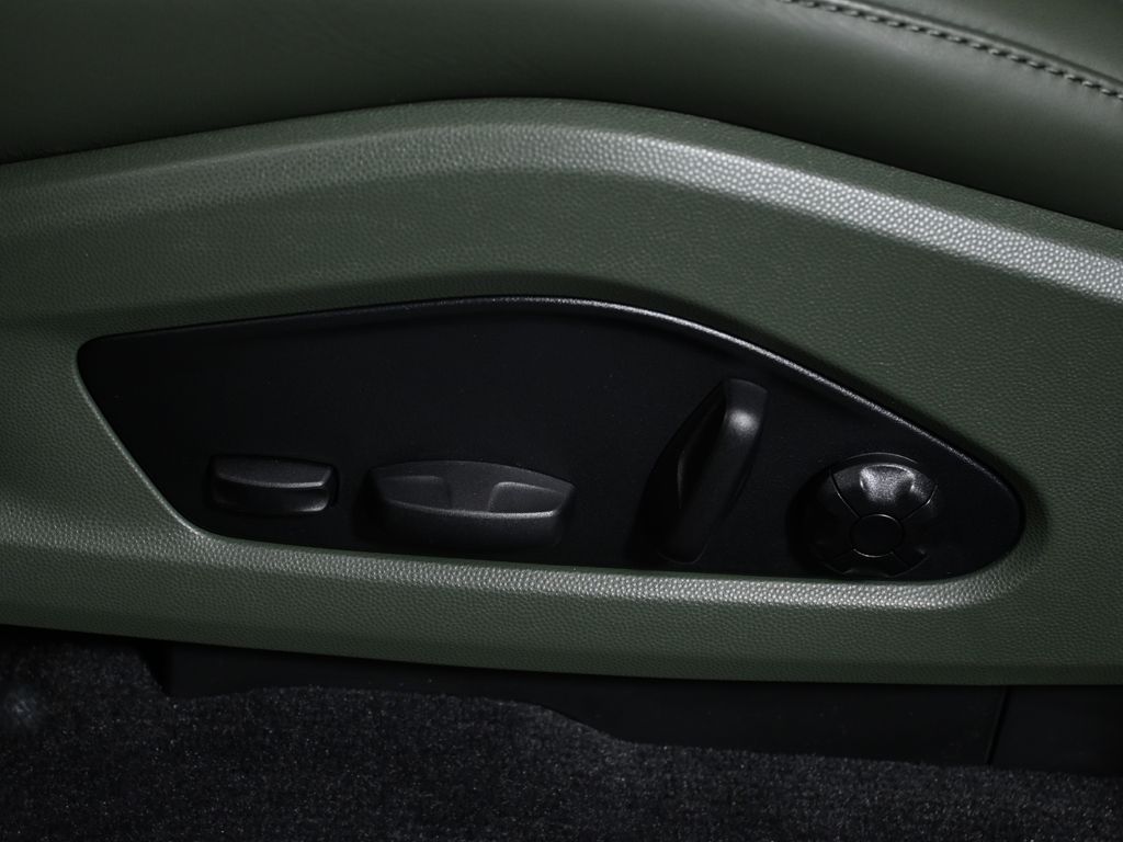 Thumbnail: 2025 Porsche Macan - 29