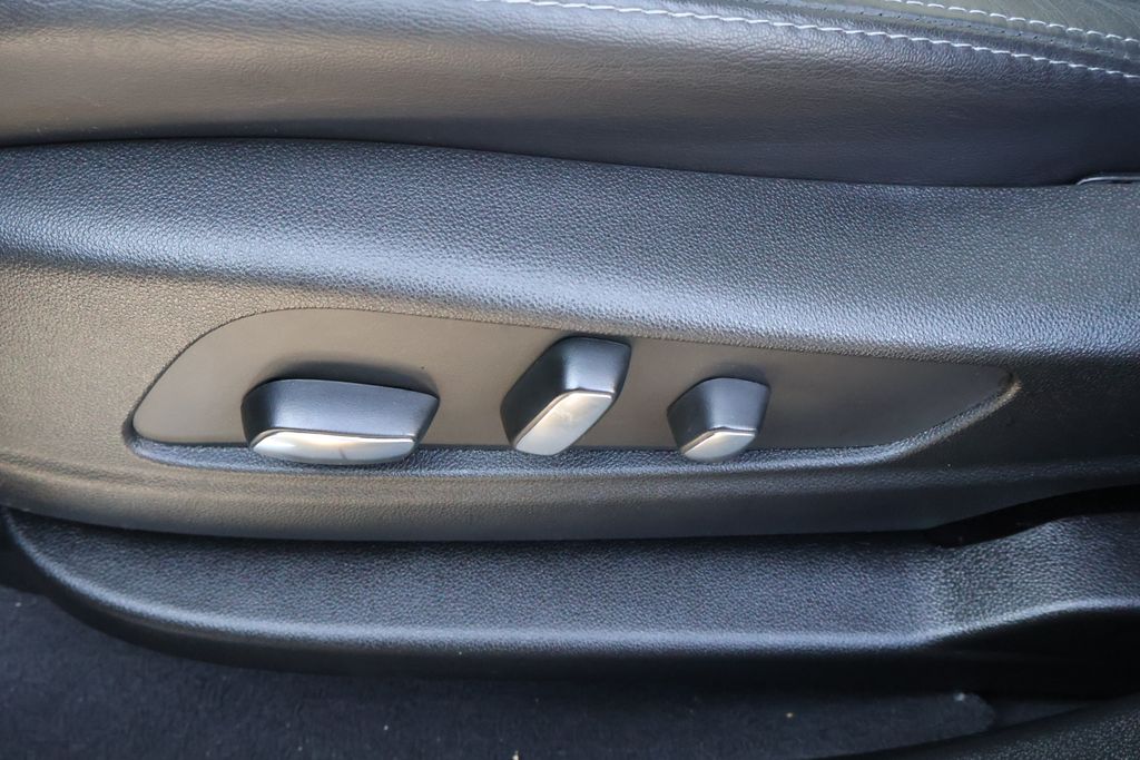 Thumbnail: 2025 Cadillac XT5 - 16