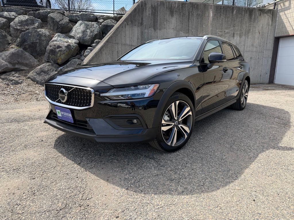 2025 Volvo V60 Cross Country B5 Plus AWD