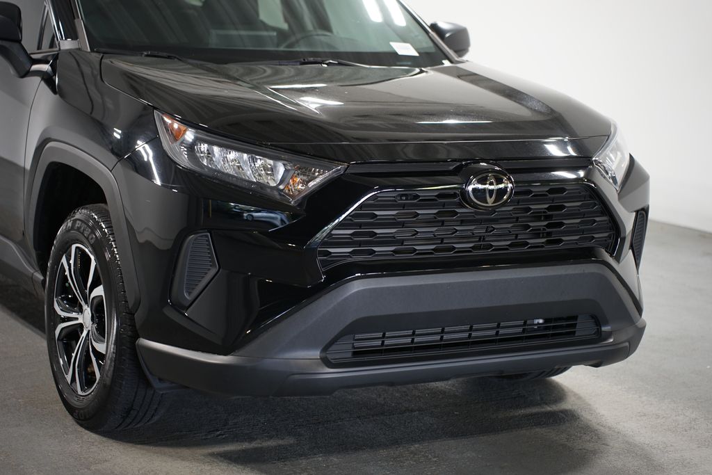 2022 Toyota RAV4 LE 4