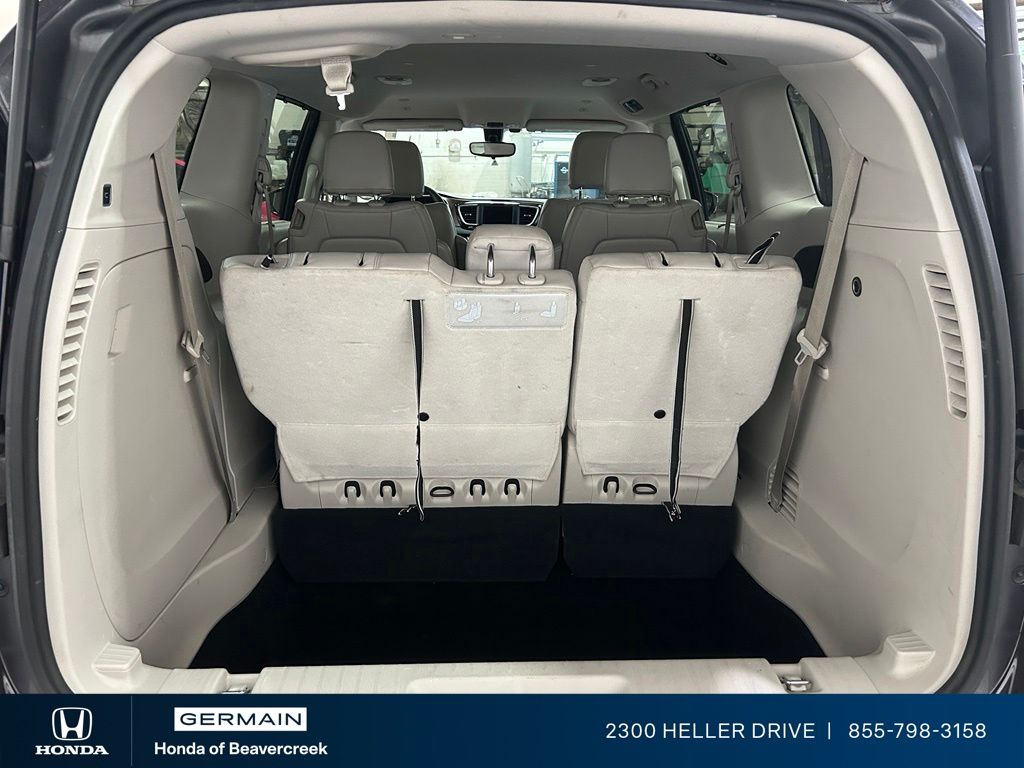 Used 2018 Gray Chrysler Touring L image 30