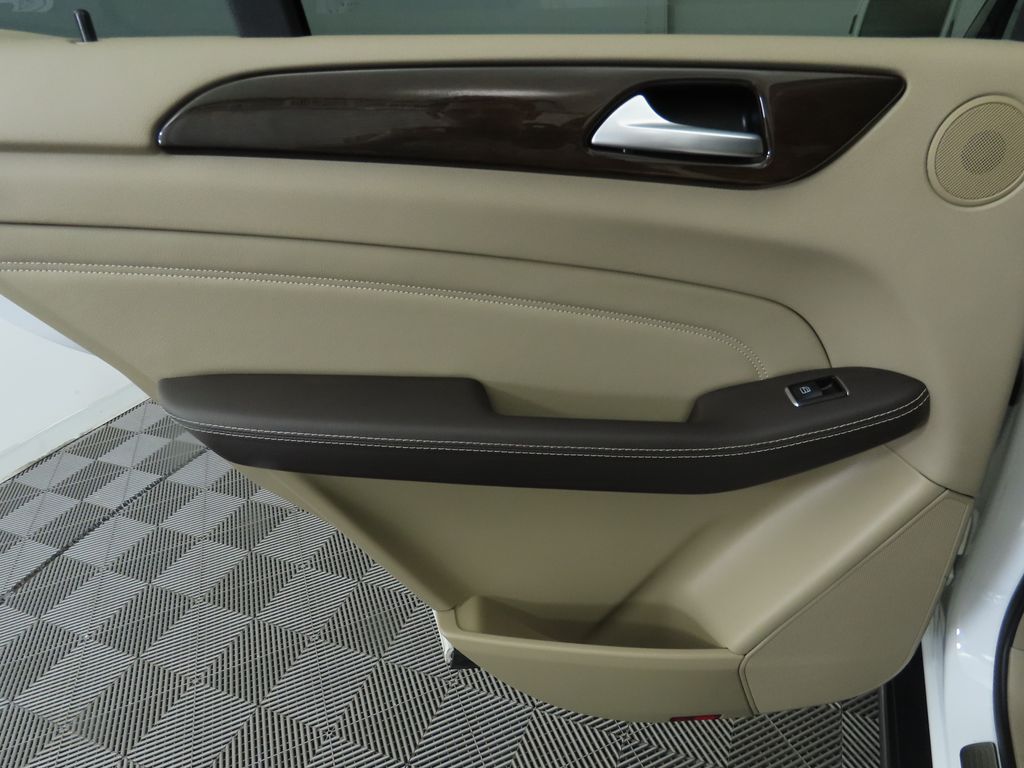 Thumbnail: 2015 Mercedes-Benz M-Class - 27