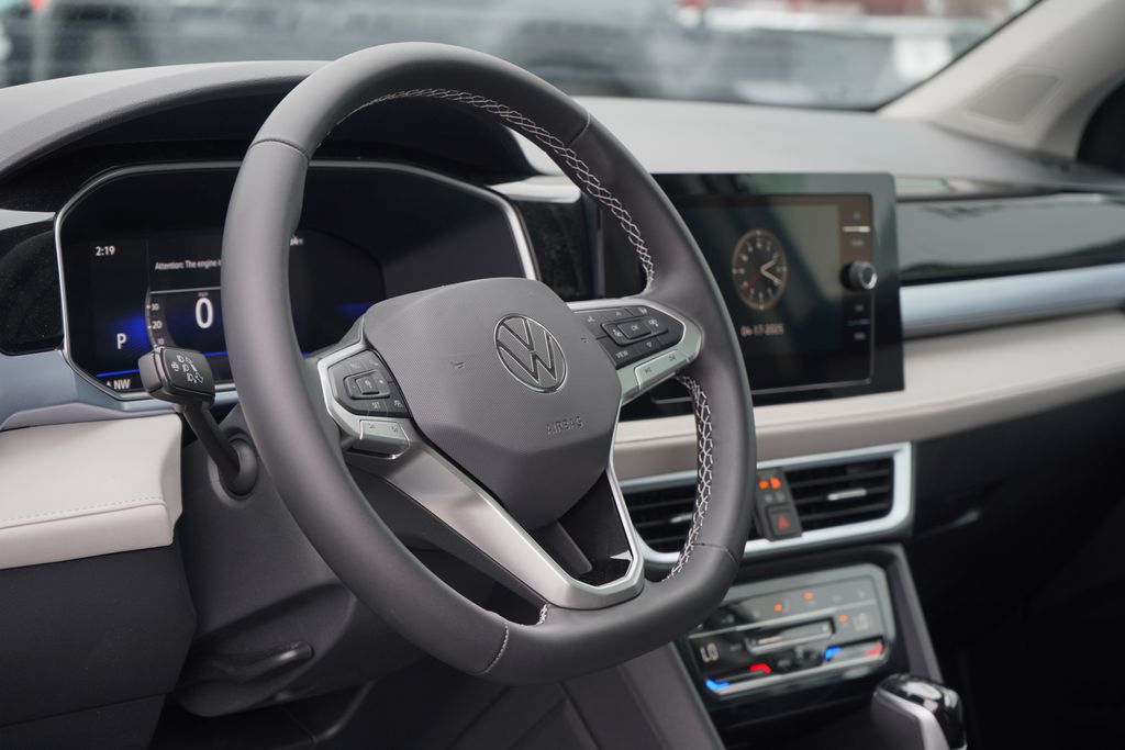 2025 Volkswagen Taos SE 8