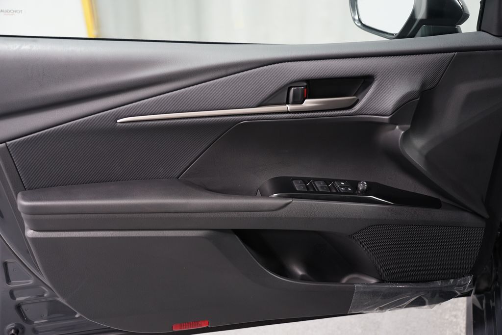 2025 Toyota Camry SE 31