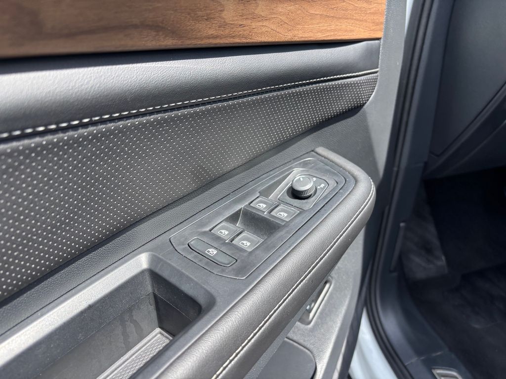 Used Car 2025 Volkswagen Atlas  2.0t Se W/technology For Sale Under $40,000 In Austin, Texas