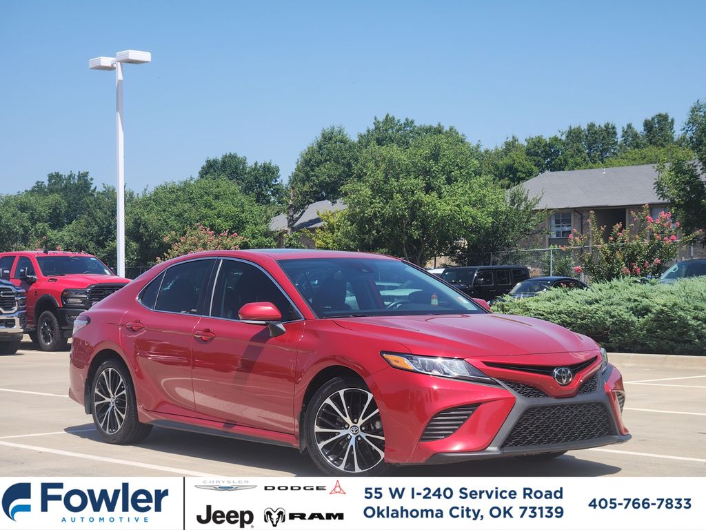 2019 Toyota Camry Rojo (Supersonic Red) Sedán Tracción delantera 8 velocidades Automática