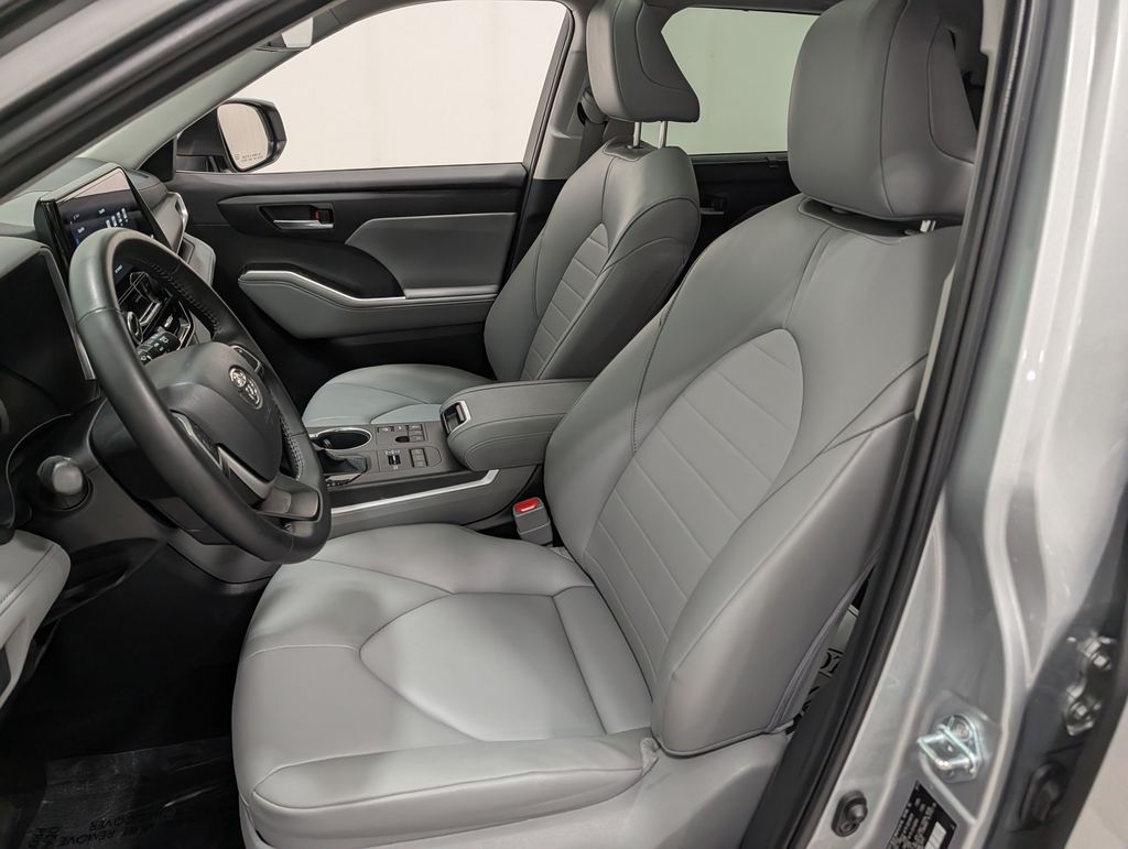 Used 2025 Toyota Highlander SUV
