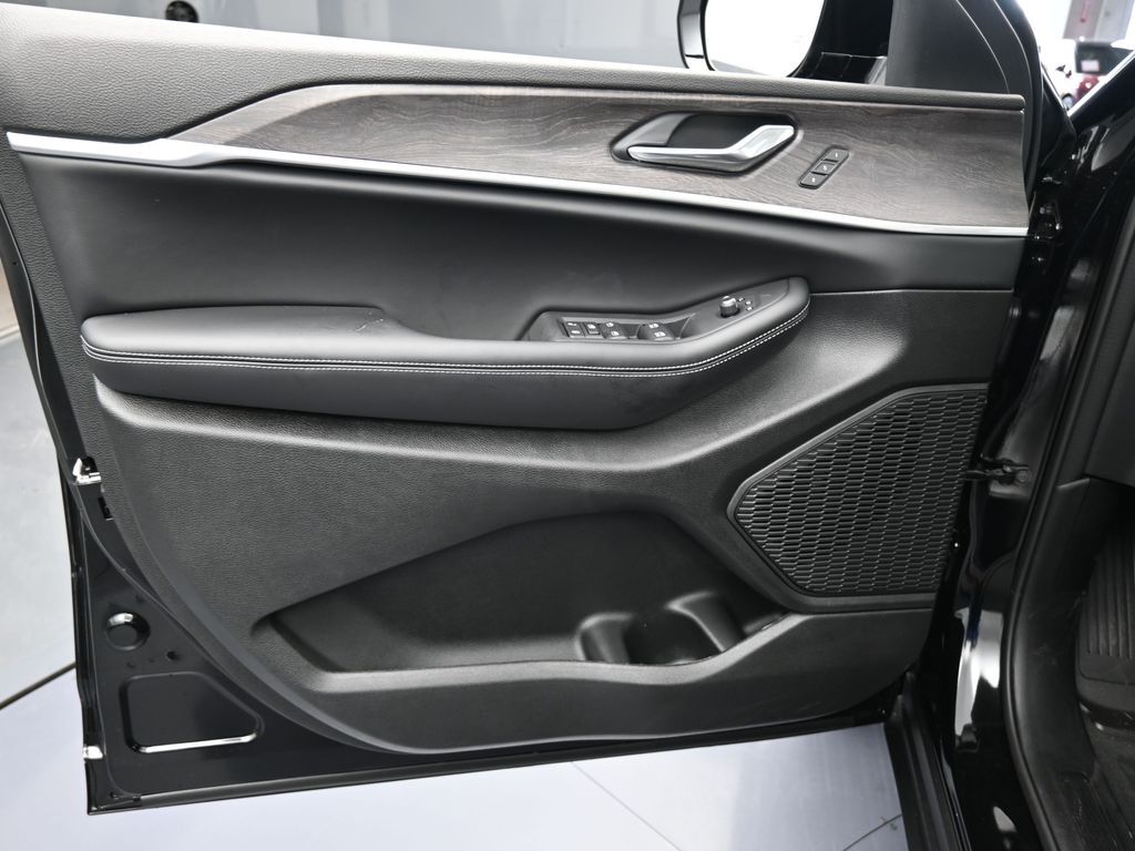 Used 2025 Diamond Black Crystal Pearlcoat Jeep Limited image 12