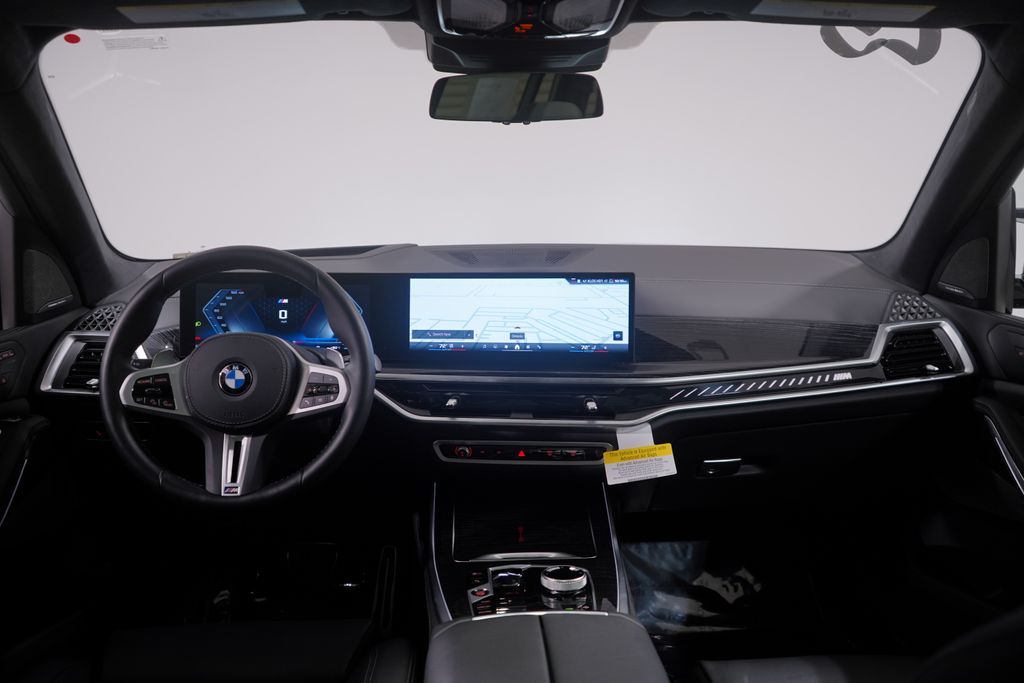2025 BMW X7 M60i 11
