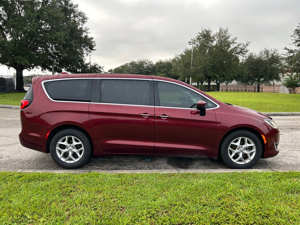 Thumbnail: 2017 Chrysler Pacifica - 6