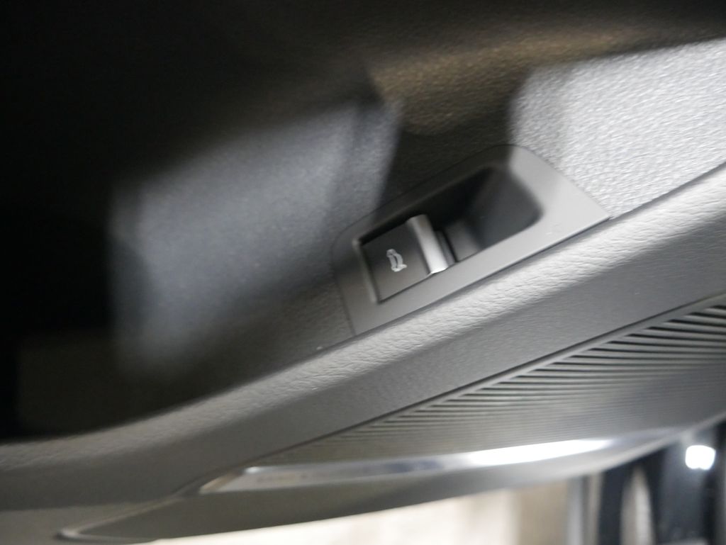 Thumbnail: 2026 Audi Q8 - 19