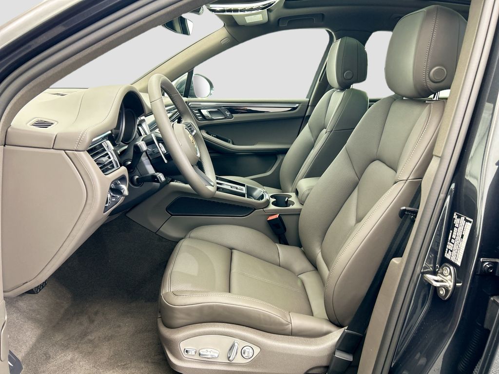 Thumbnail: 2026 Porsche Macan - 5