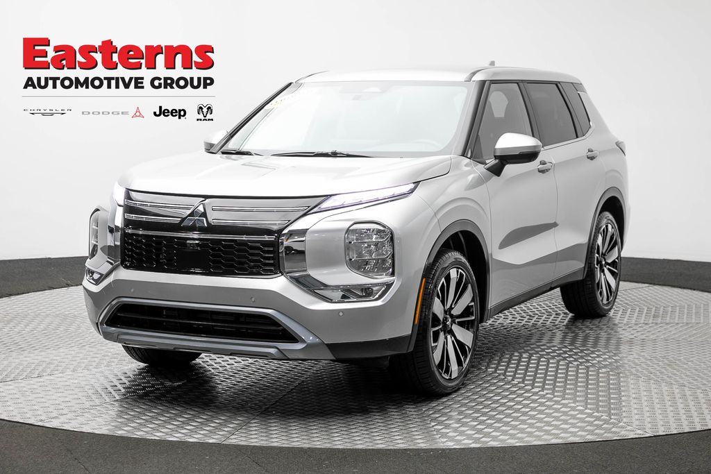 Silver 2025 Mitsubishi Outlander SUV / Crossover Front-Wheel Drive Continuously Variable Transmission