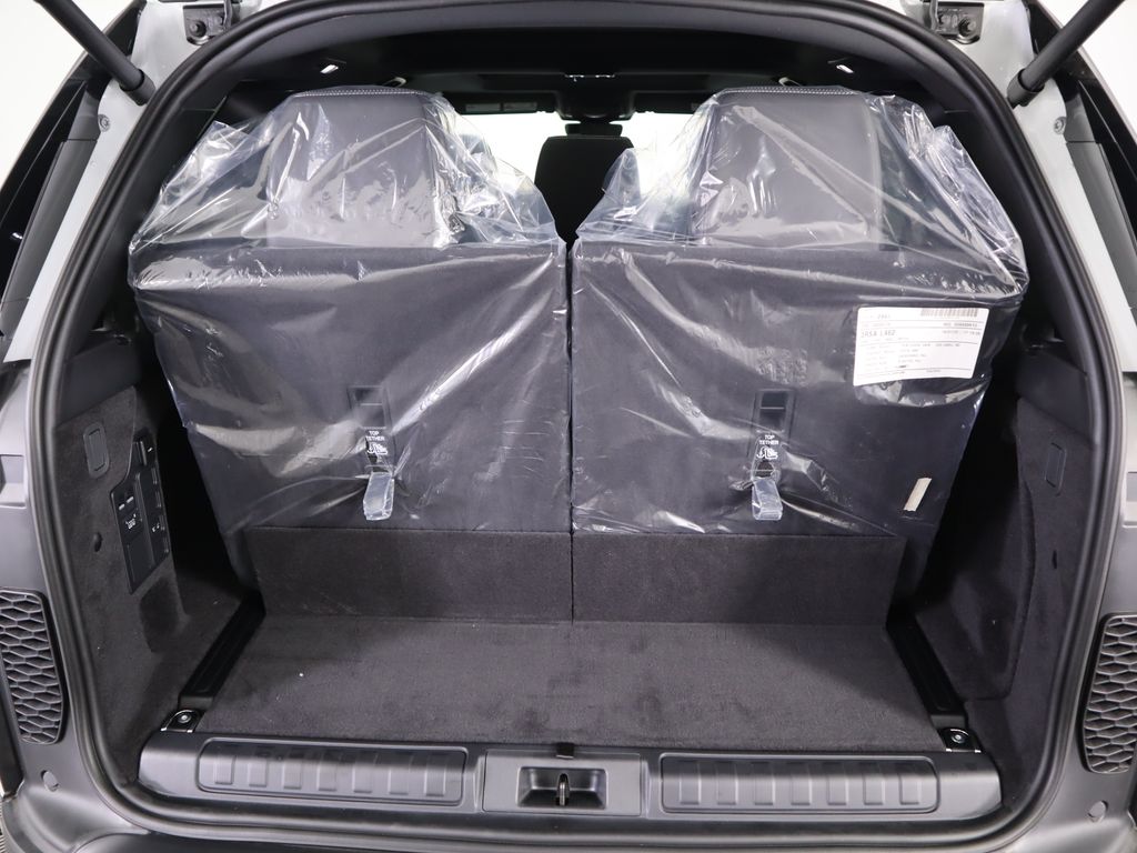 Thumbnail: 2025 Land Rover Discovery - 31