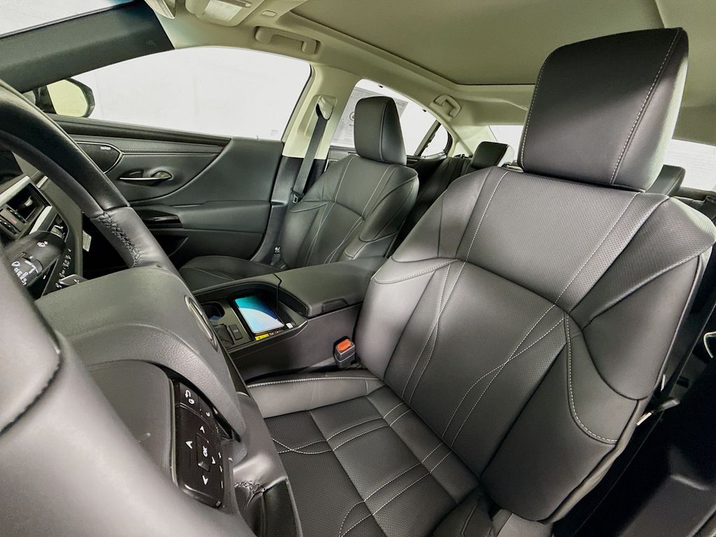 2025 Lexus ES  16