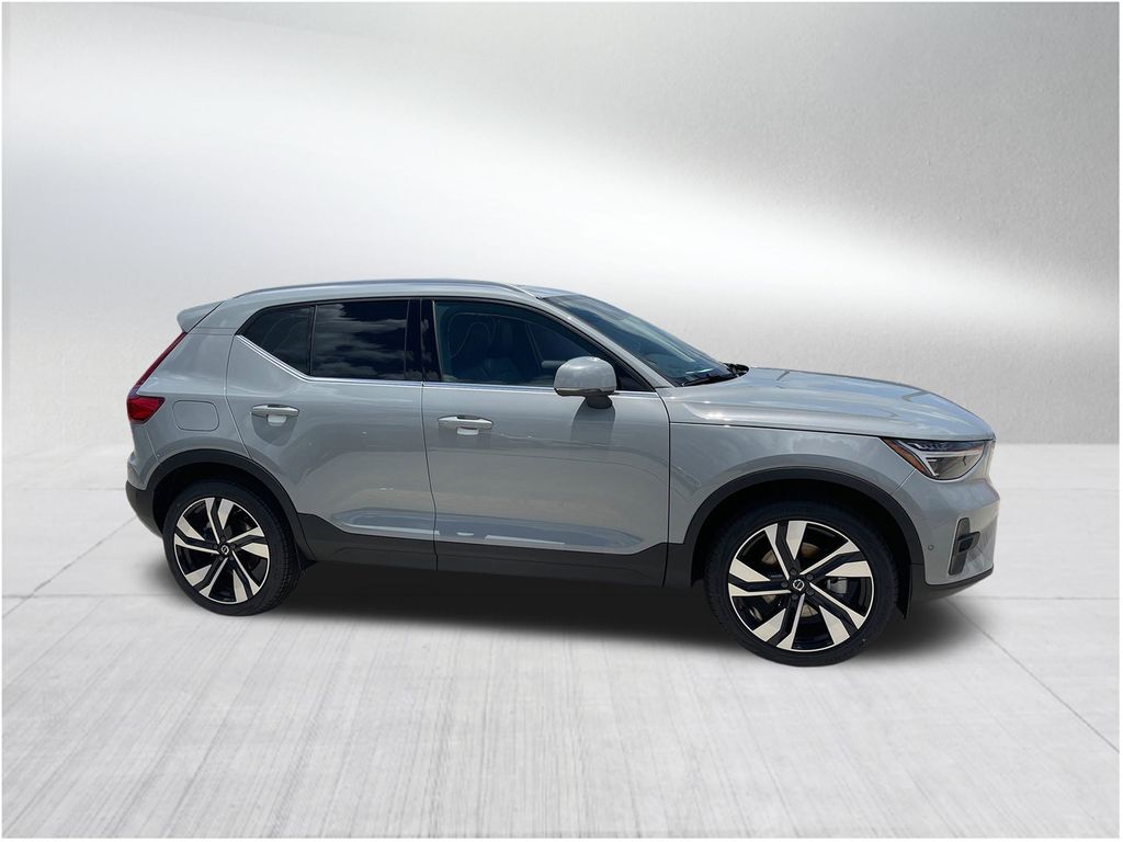 2025 Volvo XC40 B5 Plus Bright Theme photo