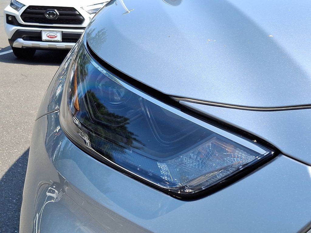 Thumbnail: 2023 Toyota Highlander - 9